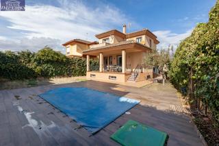 Chalet à Residencial Triana - Barrio Alto. Estupenda vivienda en urb. los chopos de las gabias