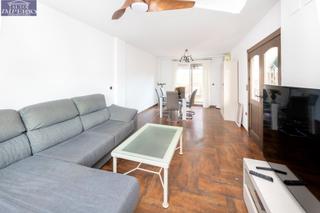 Casa adossada a Poniente. Estas buscando  una vivienda amplia y luminosa, con magnificas c