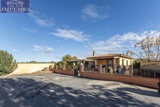 Chalet à La Zubia Ciudad. Fantástica villa con infinidad de posibilidades