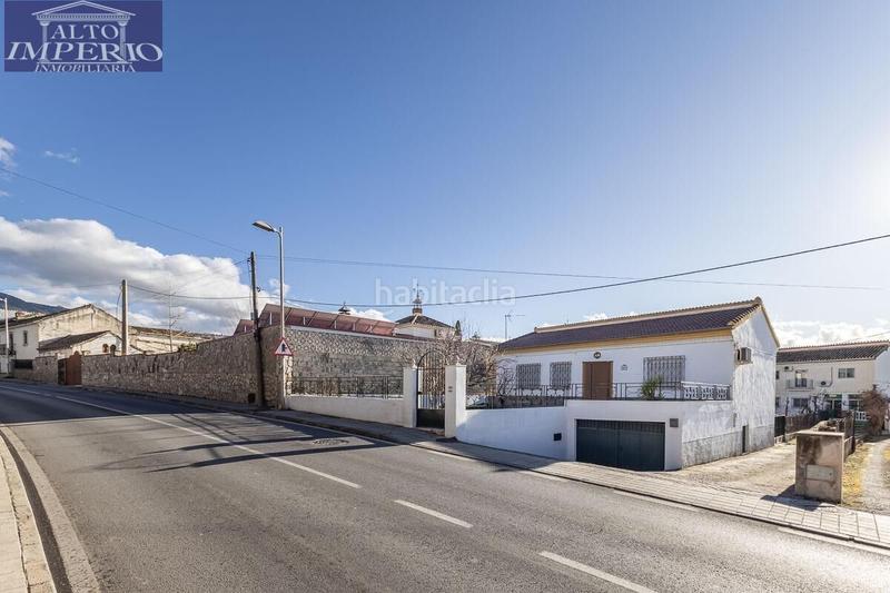 Foto b41ea627-2487-48cd-926c-f19cef147a71. Casa chalet en una sola planta con parcela en el barrio en Monachil