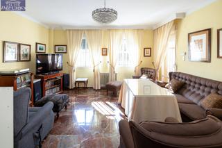Maison jumelée à Av. F. Garcia Lorca - Nueva Estación Autobuses. Espectacular casa ubicada en el exclusivo barrio de albayda, dis