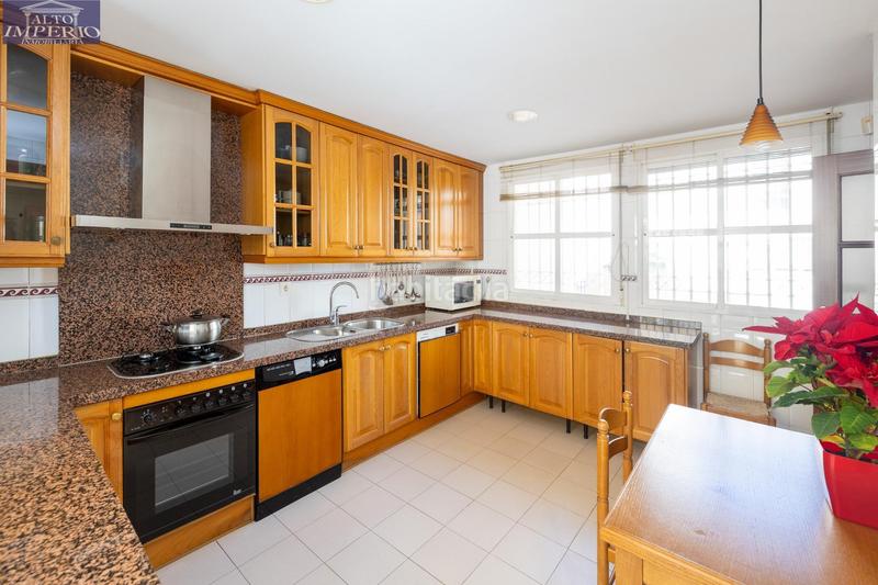 Foto 13435e6b-22e0-49ef-bebf-053a31e2fe20. Casa adosada espectacular casa ubicada en el exclusivo barrio de albayda, diseñada con una distribución funcional en Granada