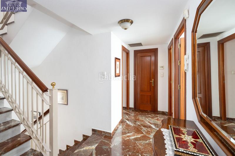 Foto 296a894e-1fd6-4413-aca7-865dcecc4a22. Casa adosada espectacular casa ubicada en el exclusivo barrio de albayda, diseñada con una distribución funcional en Granada