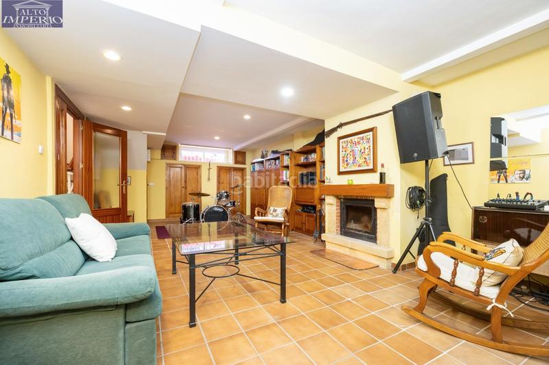 Foto 3c68f6e9-11ea-4f32-8d8b-42cb30119960. Casa adosada espectacular casa ubicada en el exclusivo barrio de albayda, diseñada con una distribución funcional en Granada