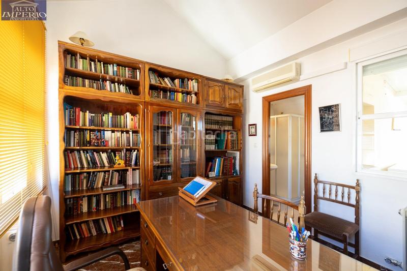Foto 86e79c14-fe8a-42e6-adc2-ff0f760d5fa8. Casa adosada espectacular casa ubicada en el exclusivo barrio de albayda, diseñada con una distribución funcional en Granada