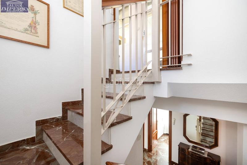 Foto 9e6064fc-5c1f-43f0-98a9-87fb15d32dec. Casa adosada espectacular casa ubicada en el exclusivo barrio de albayda, diseñada con una distribución funcional en Granada
