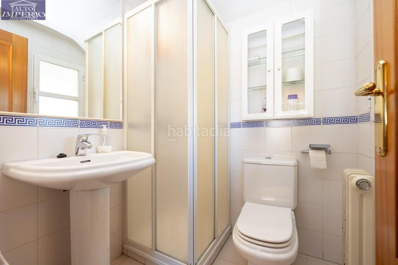 Foto d79f39c5-cc05-4eb5-925c-0ed7a5612d2e. Casa adosada espectacular casa ubicada en el exclusivo barrio de albayda, diseñada con una distribución funcional en Granada
