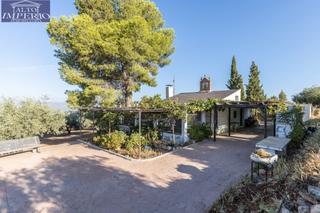 Masia en La charca s/n. Casa rural con 300 olivos de riego y almendras