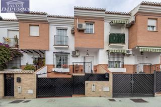 Casa aparellada a Calle alhamar 11. Adosada en el centro de peligros