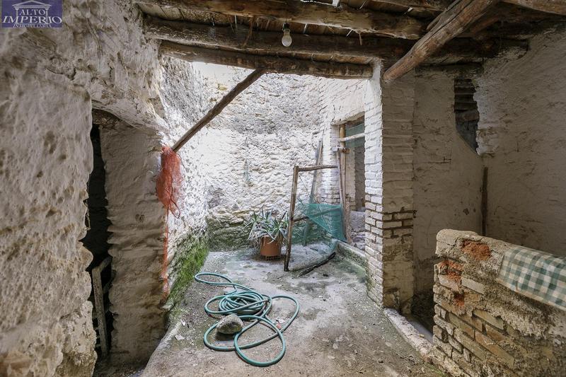 Foto ab73190b-6eb6-47a7-b21b-72c8e9a18ec0. Masía gran vivienda para reformar en el centro de dilar en Dílar