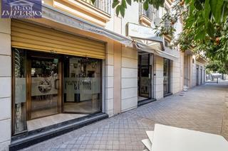 Local commercial à Calle rector lopez argueta 23. Cafetería junto facultades  totalmente instalada!