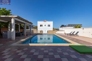 Xalet a Calle puntal de las siete lagunas 51. Casa independiente con piscina en cañadas del paque