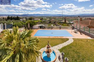 Casa a Atarfe. Espectacular casa independiente en atarfe con piscina