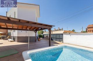 Maison jumelée à Crta. De la Sierra. Gran casa con piscina en huetor vega