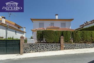 Casa a Peligros. Chalet independiente con piscina en la prestigiosa urbanización