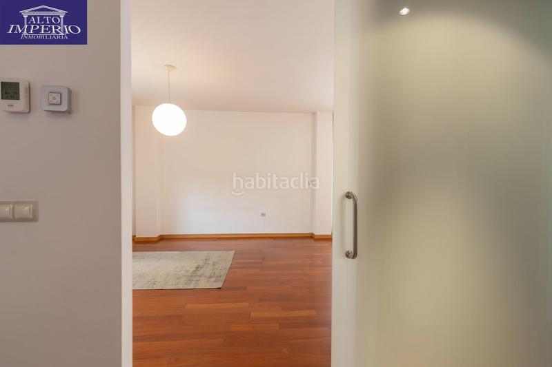 Foto 09d39945-0dba-4c51-8321-b349762a6941. Casa pareada vivienda unifamiliar con patio, jardín y todas las comodidades en Granada