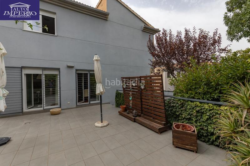 Foto 12ef90ef-4a0f-4ec5-adb4-bad61f0b95a4. Casa pareada vivienda unifamiliar con patio, jardín y todas las comodidades en Granada