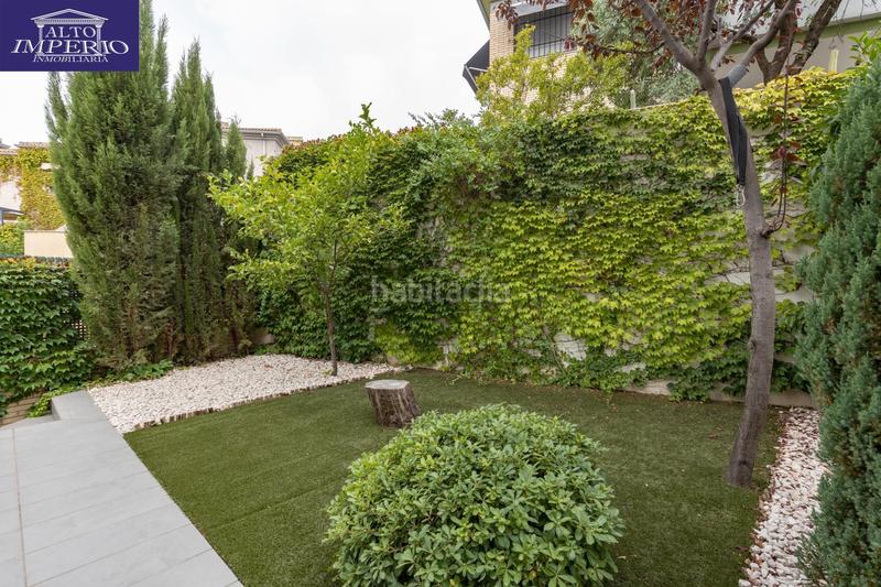 Foto 141fce75-e737-4e2d-8a8e-b415609aa555. Casa pareada vivienda unifamiliar con patio, jardín y todas las comodidades en Granada