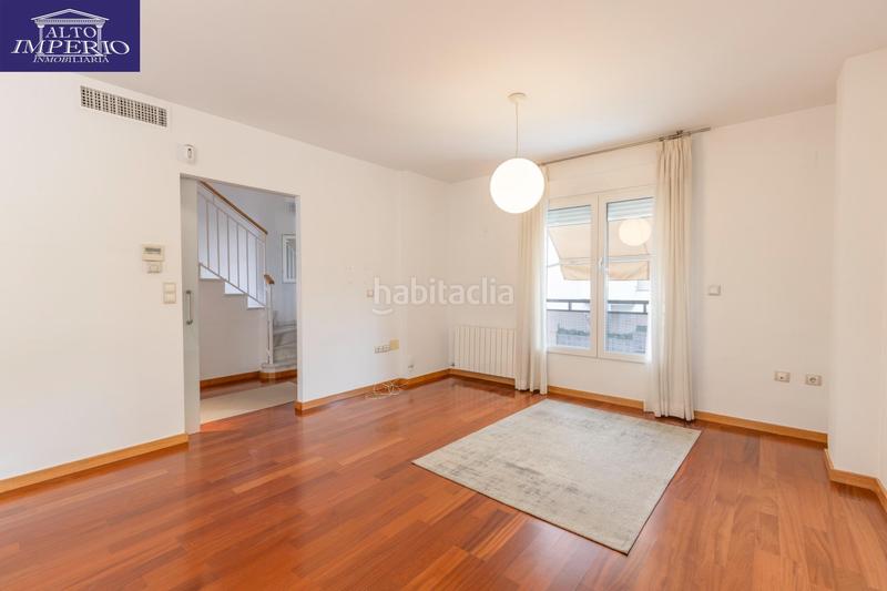 Foto 28e56a31-49dd-4370-aedb-faaaeed2d938. Casa pareada vivienda unifamiliar con patio, jardín y todas las comodidades en Granada