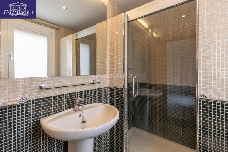 Foto 48980271-ec2d-4ea6-8588-5cb6447b2d34. Casa pareada vivienda unifamiliar con patio, jardín y todas las comodidades en Granada