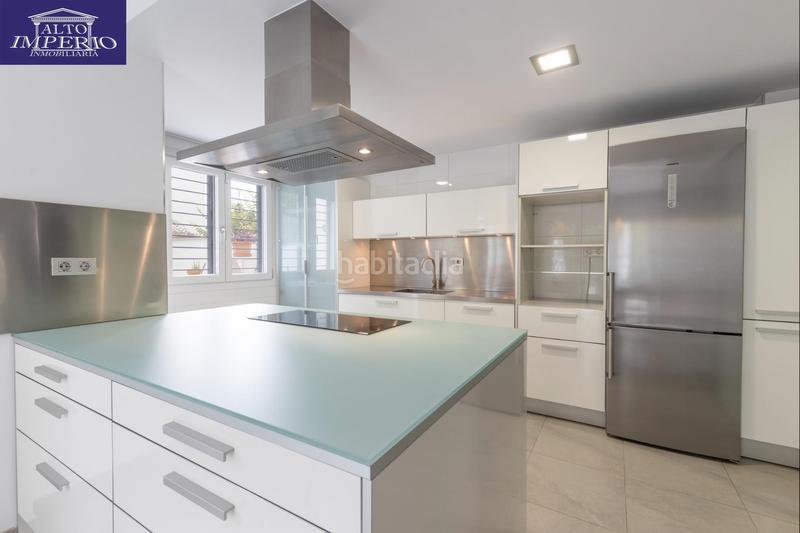 Foto 5d4e9263-1b26-42e2-b62f-12b46153a87a. Casa pareada vivienda unifamiliar con patio, jardín y todas las comodidades en Granada