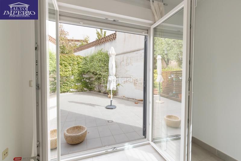 Foto 5e898f9d-cba4-45c9-827f-aa54fd92a71b. Casa pareada vivienda unifamiliar con patio, jardín y todas las comodidades en Granada