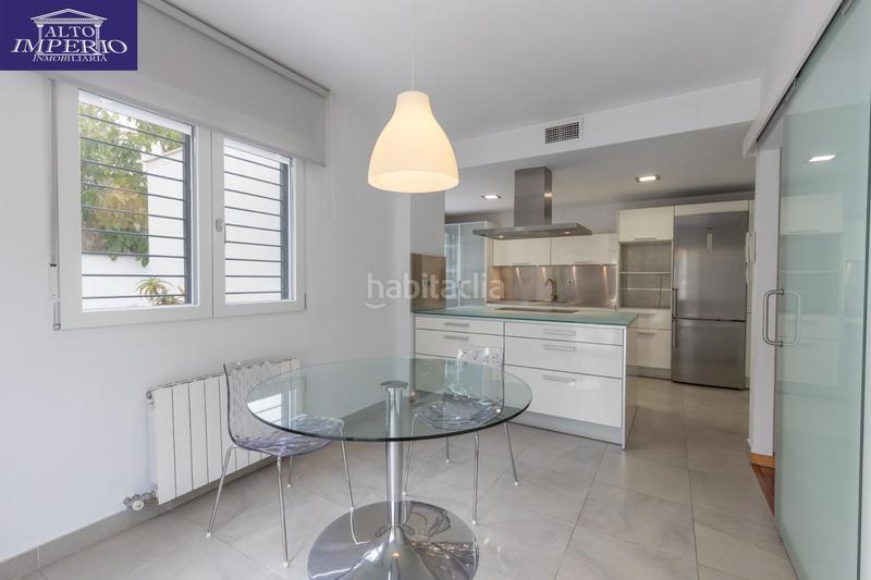 Foto 67dc6f2a-862e-4883-a0e3-c7d8a7e6a7e3. Casa pareada vivienda unifamiliar con patio, jardín y todas las comodidades en Granada