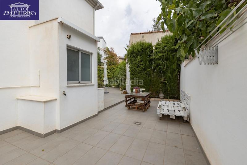 Foto 71123ba3-8496-4a48-9ac7-396ecd5fdb0d. Casa pareada vivienda unifamiliar con patio, jardín y todas las comodidades en Granada
