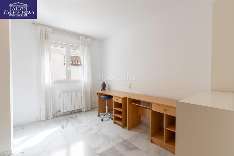 Foto 756a5a18-4a09-41e4-acbd-94e0d29e6569. Casa pareada vivienda unifamiliar con patio, jardín y todas las comodidades en Granada