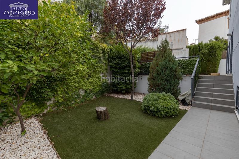 Foto 853fefc7-601b-4c6b-bd6c-41ac5d35ee97. Casa pareada vivienda unifamiliar con patio, jardín y todas las comodidades en Granada