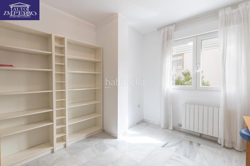 Foto bc9b1cc8-d628-43f1-bcb1-98d0c71dfc53. Casa pareada vivienda unifamiliar con patio, jardín y todas las comodidades en Granada