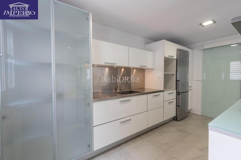 Foto bdddb7b4-cf3c-4e80-9348-6fcb6a3972d4. Casa pareada vivienda unifamiliar con patio, jardín y todas las comodidades en Granada