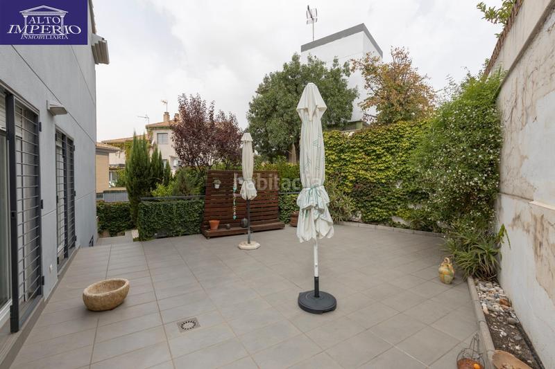 Foto d40f8c98-17f7-4c7b-8f6b-4c0d10905154. Casa pareada vivienda unifamiliar con patio, jardín y todas las comodidades en Granada