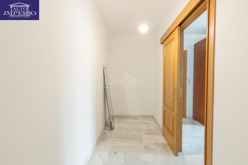 Foto d7afd052-1c53-448b-9b51-b2c67f06200c. Casa pareada vivienda unifamiliar con patio, jardín y todas las comodidades en Granada