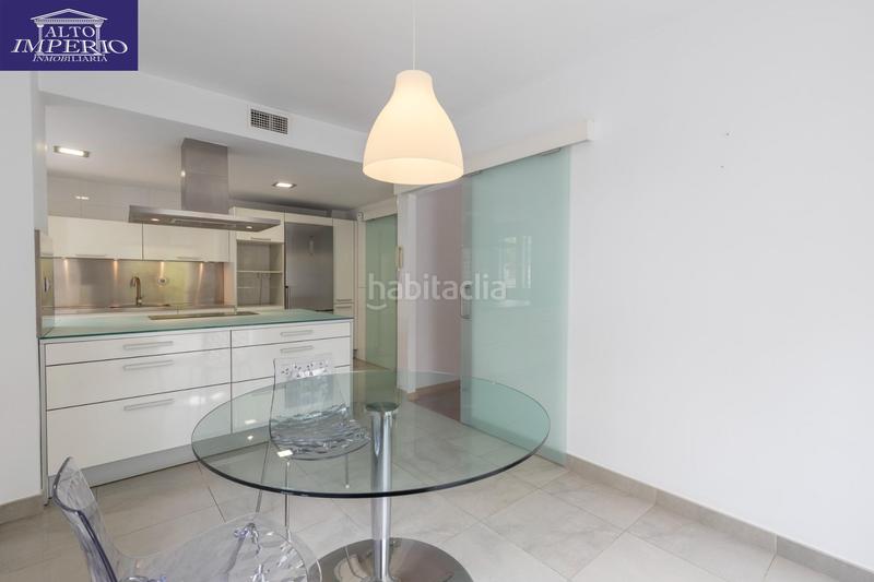 Foto db099a1d-88e2-43a3-88fe-894021bb1c5d. Casa pareada vivienda unifamiliar con patio, jardín y todas las comodidades en Granada