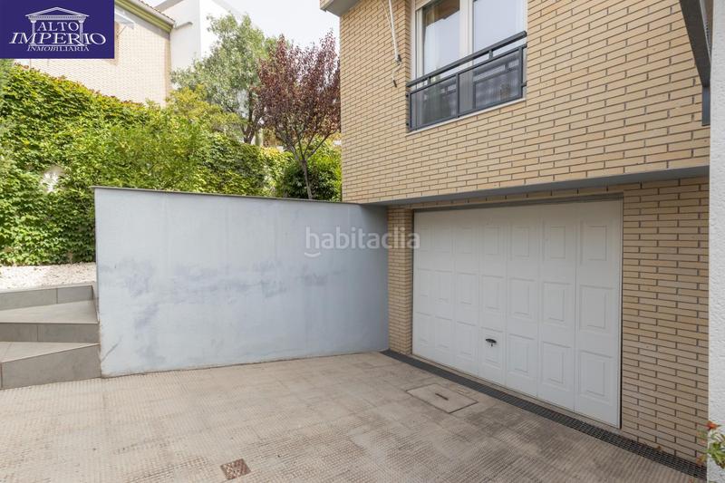 Foto deaf3157-d19e-40b8-9ceb-bafe2292e24b. Casa pareada vivienda unifamiliar con patio, jardín y todas las comodidades en Granada