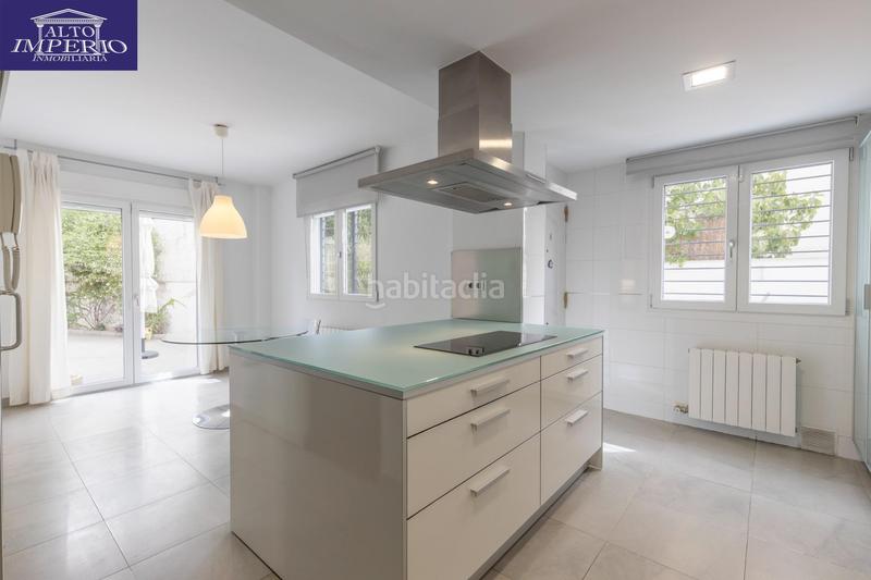 Foto ece00985-9e80-453e-a180-3a8daf0f40ca. Casa pareada vivienda unifamiliar con patio, jardín y todas las comodidades en Granada