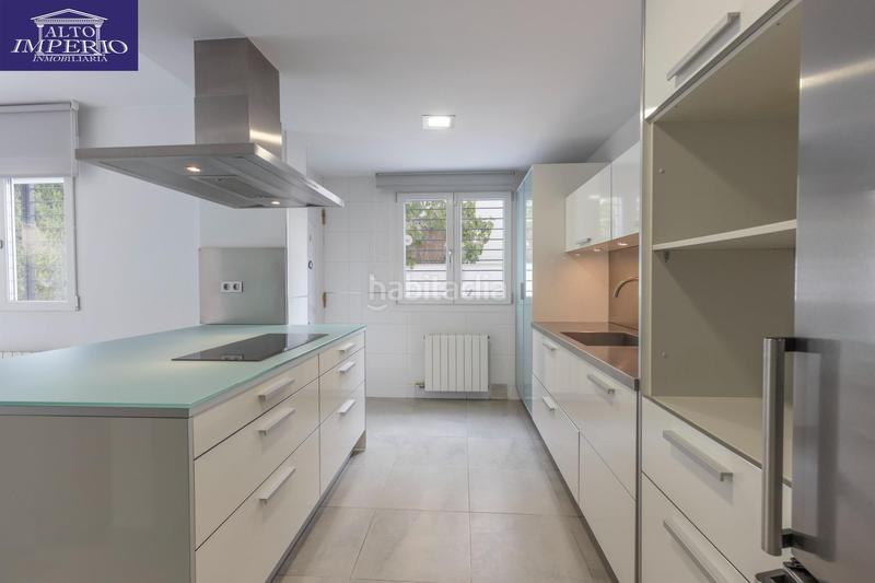 Foto f399759c-8c4e-403c-8e5a-d5baa829d798. Casa pareada vivienda unifamiliar con patio, jardín y todas las comodidades en Granada