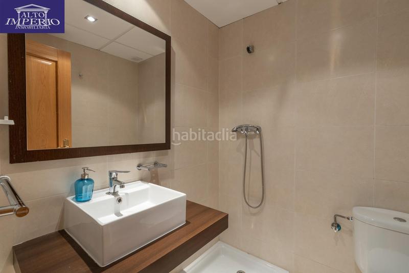 Foto f7fd1206-5e95-4e8d-8879-acc1e459e16e. Casa pareada vivienda unifamiliar con patio, jardín y todas las comodidades en Granada