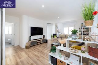 Planta baixa  Calle  isla. Piso en planta baja con entrada independiente, garaje y trastero