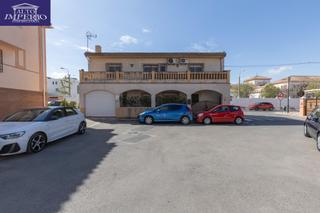 Maison à Las Tres Cruces. Casa en armilla con terraza, patio y amplia cochera