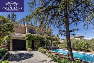 Chalet in La Zubia Ciudad. Casa con terreno y piscina  en la zubia