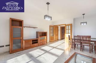 Pis  Calle del periodista rafael gago palomo 3. Pisazo muy luminoso con terraza y garaje en urbanización privada