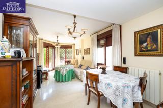 Chalet en Calle sala de las dos hermanas, 6. Exclusiva casa independiente con garaje para dos coches  con pis