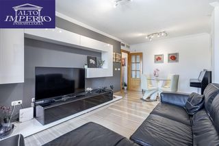 Pis a Calle recreativo de granada 3. Magnífico piso todo exterior en plaza los cármenes con garaje y