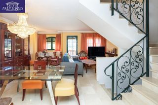 Casa adossada a Cuesta pino 65. Se vende casa adosada urb. la bermejana, 4 dorm,3 baños. 2 salon