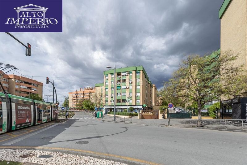 Foto f2629028-6d9a-4228-8947-d70348056253. Pis amb aparcament a Pajaritos Granada