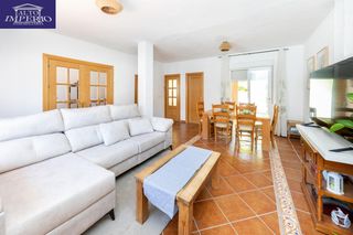 Casa adossada a Calle jose riquelme 14. Unifamiliar en la zubia