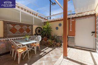 Casa adosada en Avda. De los Ogíjares. Adosada en armilla con patio y garaje  junto a nevada shopping y