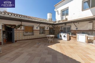 Haus in La Zubia Ciudad. Excelente oportunidad en la zubia con patio y jardín
